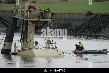 Le sommet du Flying Phantom Tug est visible lorsque la barge, GPS Atlas (non représenté), poursuit son opération de récupération sur la rivière Clyde. Banque D'Images