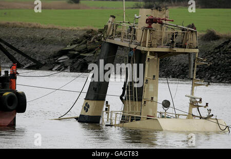 Le sommet du Flying Phantom Tug est visible comme la barge, GPS Atlas, qui est capable de lever 400 tonnes, continue son opération de récupération sur la rivière Clyde. Banque D'Images