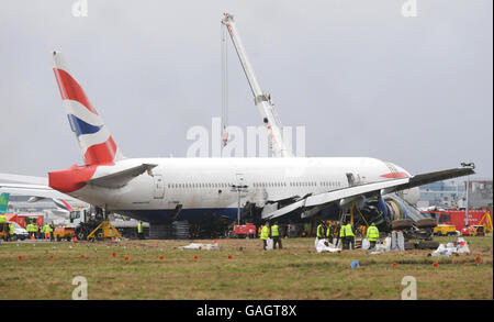 Le Boeing 777 de British Airways se trouve au pied de la piste sud alors que les enquêteurs continuent d'établir aujourd'hui ce qui a causé le dysfonctionnement à bord du vol BA038 à l'approche de l'aéroport d'Heathrow. Banque D'Images