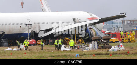 Le Boeing 777 de British Airways se trouve au pied de la piste sud alors que les enquêteurs continuent d'établir aujourd'hui ce qui a causé le dysfonctionnement à bord du vol BA038 à l'approche de l'aéroport d'Heathrow. Banque D'Images