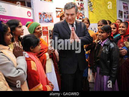 Le Premier ministre Gordon Brown et sa femme Sarah rencontrent aujourd'hui des femmes du projet d'autonomisation des femmes de Mahila Samalchya à Delhi avec l'accueil traditionnel indien de Namaste. Il est sur la deuxième étape de sa mission diplomatique la plus lointaine depuis sa prise de contrôle au numéro 10. Banque D'Images