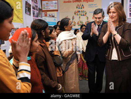 Le Premier ministre Gordon Brown et sa femme Sarah rencontrent aujourd'hui des femmes du projet d'autonomisation des femmes de Mahila Samalchya à Delhi avec l'accueil traditionnel indien de Namaste. Il est sur la deuxième étape de sa mission diplomatique la plus lointaine depuis sa prise de contrôle au numéro 10. Banque D'Images