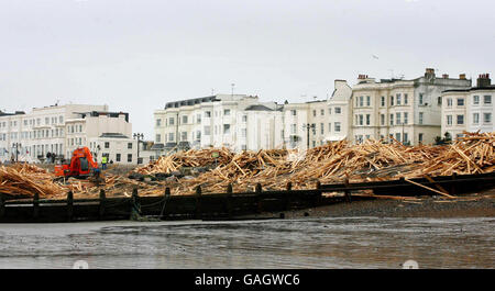 Le bois s'est lavé sur la plage de Worthing, West Sussex.Le bois de sciage a été lavé à terre après que le navire Ice Prince a coulé au large de la côte du Dorset. Banque D'Images