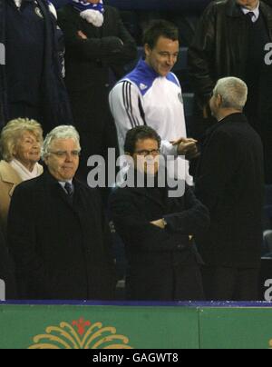 Fabio Capello, directeur de l'Angleterre, et Bill Kenwright, président d'Everton, attendent la deuxième moitié pour commencer, alors que John Terry, de Chelsea, s'entretient avec Eugene Tenenbaum, directeur de Chelsea Banque D'Images