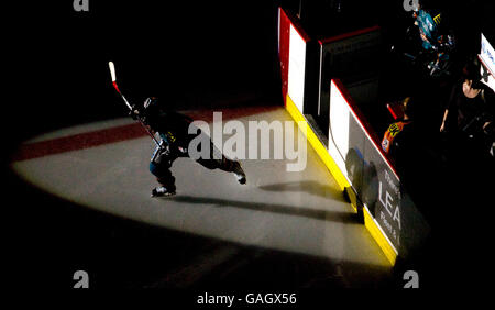 Hockey sur glace - coupe du défi - finale - Sheffield Steelers et Nottingham Panthers - Hallam FM Arena.L'équipe de Sheffield entre dans l'arène lors de la finale de la coupe du défi à Hallam FM Arena, à Sheffield. Banque D'Images