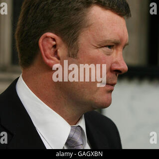 Trevor Rees, ancien garde du corps de la princesse Diana et seul survivant de l'accident de voiture de Paris qui a coûté la vie à la princesse, Dodi Fayed et au chauffeur Henri Paul, quitte les cours royales de justice dans le centre de Londres. Banque D'Images