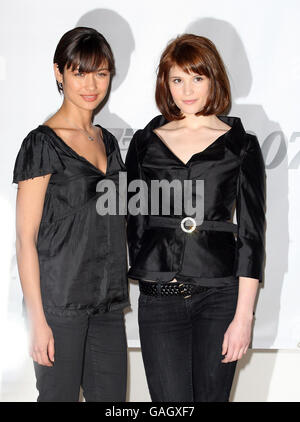 (Gauche-droite) Olga Kurylenko et Gemma Arterton posent pour les médias lors d'une séance photo pour promouvoir le nouveau film James Bond Quantum of Solace aux studios Pinewood, Londres. Banque D'Images