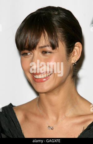 Olga Kurylenko pose aux médias, lors d'une séance photo, la promotion du nouveau film James Bond Quantum of Solace aux studios Pinewood, Londres. Banque D'Images