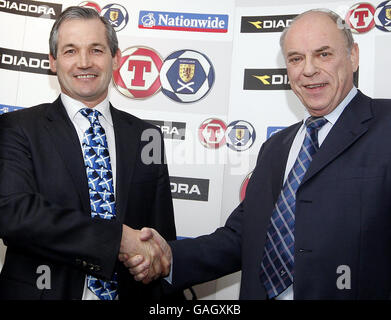 George Burley, directeur de la Nouvelle Écosse, et George Peat, président de la FA écossaise, lors d'une conférence de presse à Hamden Park, Glasgow. Banque D'Images