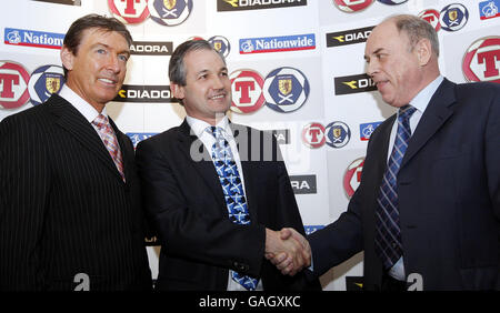 Gordon Smith, directeur général de la FA écossaise, George Burley, nouveau directeur de la FA écossaise, et George Peat, président de la FA écossaise, lors d'une conférence de presse à Hamden Park, Glasgow. Banque D'Images