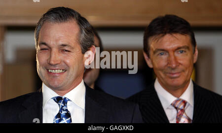 George Burley, directeur de la Nouvelle Écosse, et Gordon Smithley, directeur général de la Scottish FA, lors d'une conférence de presse à Hamden Park, Glasgow. Banque D'Images