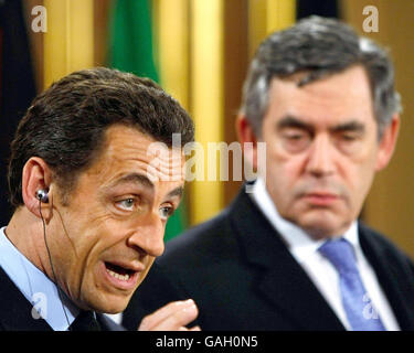 Le président français Nicolas Sarkozy s’adresse aux médias accompagnés du Premier ministre britannique Gordon Brown (de gauche à droite) lors d’une conférence de presse au Foreign Office à Londres. Banque D'Images
