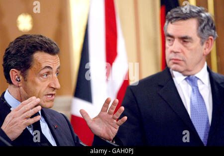 Le président français Nicolas Sarkozy s’adresse aux médias comme le Premier ministre britannique Gordon Brown l’attend lors d’une conférence de presse au Foreign Office de Londres. Banque D'Images