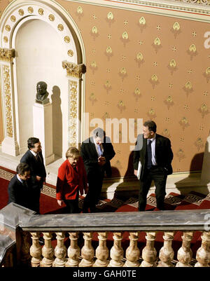 Le président français Nicolas Sarkozy, le président de la Commission européenne José Manuel Barroso, la chancelière allemande Angela Merkel, le Premier ministre britannique Gordon Brown et le premier ministre italien par intérim Romano Prodi (de gauche à droite) arrivent à une conférence de presse au Foreign Office à Londres. Banque D'Images