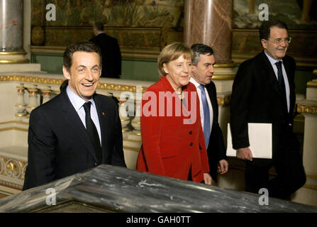 Le président français Nicolas Sarkozy, la chancelière allemande Angela Merkel, le Premier ministre britannique Gordon Brown et le premier ministre italien par intérim Romano Prodi (de gauche à droite) arrivent à une conférence de presse au Foreign Office à Londres. Banque D'Images