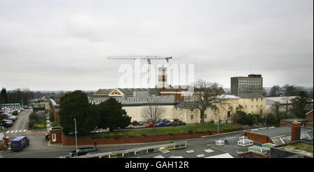 Vue générale de la prison de HM Winchester à Winchester, Hampshire. L'établissement victorien peut accueillir jusqu'à des prisonniers de catégorie B. Il est actuellement en cours de rénovation sur cinq ans. Le bloc de la tour en haut à droite est le Hampshire police Divisional HQ nextdoor. Banque D'Images