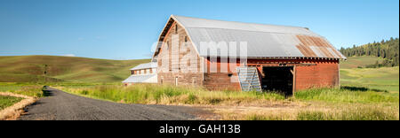 Route de gravier et grange rouge dans farm country Banque D'Images