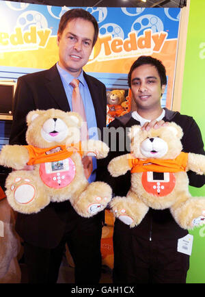 Peter Jones (à gauche) de l'émission télévisée « Dragons Den » avec Imran Hakim (à droite) et une paire de teddybears conçue par Hakim, qui ont connu un succès auprès des enfants, à la foire du jouet 2008 au centre d'exposition Excel, à l'est de Londres. Banque D'Images