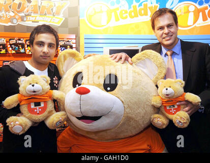 Peter Jones (à droite) de l'émission télévisée « Dragons Den » avec Imran Hakim (à gauche) et une paire de teddybears conçue par Hakim, qui ont connu un succès auprès des enfants, à la foire du jouet 2008 au centre d'exposition Excel, à l'est de Londres. Banque D'Images