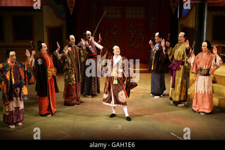 Le casting sur scène lors d'une répétition de robe pour le Mikado (ou la ville de Titipu), au théâtre Gielgud dans le centre de Londres. Banque D'Images