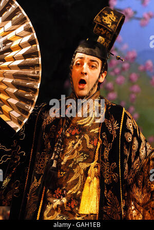 La répétition de la robe pour le Mikado (ou la ville de Titipu) avec Alistair McGowan comme le Mikado du Japon, au théâtre Gielgud dans le centre de Londres. Banque D'Images