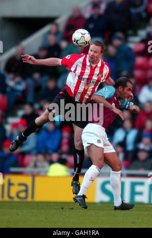 Soccer - FA Barclaycard Premiership - Sunderland v West Ham United.De gauche à droite ; Jody Craddock de Sunderland s'élève au-dessus de Paolo Di Canio de West Ham United Banque D'Images