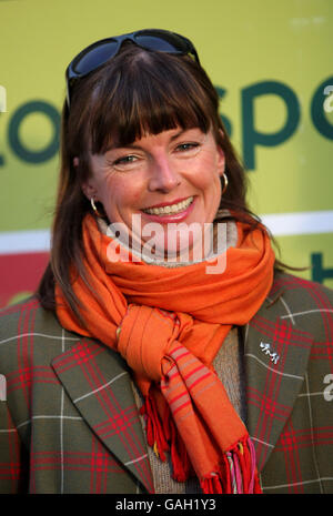 Courses hippiques - totesport Masters - Comedy at the races - Sandown Park Racecourse. Comédie actrice Doon Mackichan Banque D'Images