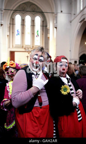 Clowns au Grimaldi Memorial Service annuel célébrant le clown de Londres Joseph Grimaldi, à l'église Sainte-Trinité, à l'est de Londres. Banque D'Images