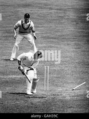 Cricket - Messieurs v joueurs - Seigneur - deuxième jour.George Heane, homme, regarde autour de lui pour voir son cricket complètement cassé Banque D'Images