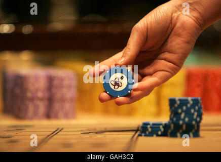 Croupiers avec des jetons à un photocall pour célébrer l'ouverture d'un nouveau casino à Glasgow. ALEA The &Pound;15 millions de casinos de luxe en bord de mer ouvrent officiellement demain Banque D'Images