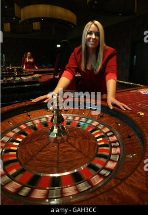 Croupiers à un photocall pour célébrer l'ouverture d'un nouveau casino à Glasgow. ALEA The &Pound;15 millions de casinos de luxe en bord de mer ouvrent officiellement demain Banque D'Images