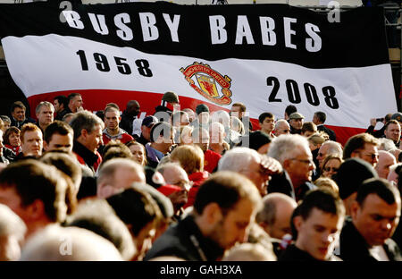 Les fans de Manchester United se réunissent à l'extérieur d'Old Trafford, à Manchester, pour un service commémoratif rappelant l'accident aérien de Munich, à l'occasion du 50e anniversaire de la catastrophe au cours de laquelle 8 joueurs de Manchester United sont morts. Banque D'Images