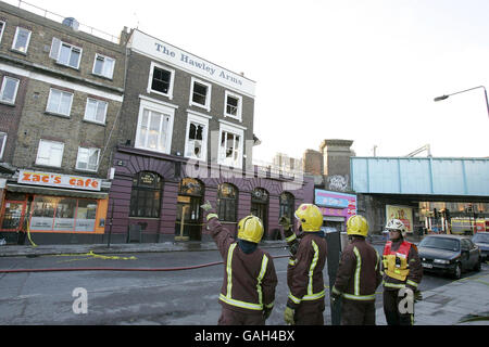 La scène à Hawley Road, Camden, après un incendie a déchiré le pub Hawley Arms et les environs dans le marché Camden de Londres. Banque D'Images