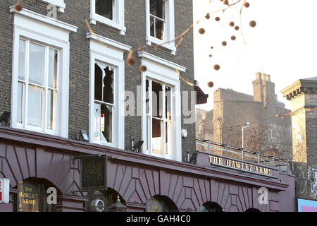 La scène à Hawley Road, Camden, après un incendie a déchiré le pub Hawley Arms et les environs dans le marché Camden de Londres. Banque D'Images