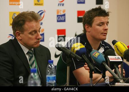 L'entraîneur irlandais Eddie O'Sullivan (à gauche) et le capitaine Brian O Driscoll lors d'une conférence de presse après le match des RBS 6 Nations au Stade de France, Paris. Date de la photo: Samedi 9 février 2008. Voir l'histoire de PA RUGBYU France. Le crédit photo devrait être le suivant : Julien Behal/PA Wire. Banque D'Images