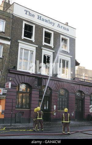 La scène à Hawley Road, Camden, après un incendie a déchiré le pub Hawley Arms et les environs dans le marché Camden de Londres. Banque D'Images