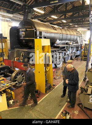 Des ingénieurs travaillent à Tornado, la première locomotive à vapeur prête pour la ligne principale construite en Grande-Bretagne depuis près de 50 ans, qui est en construction dans un atelier de Darlington. Banque D'Images