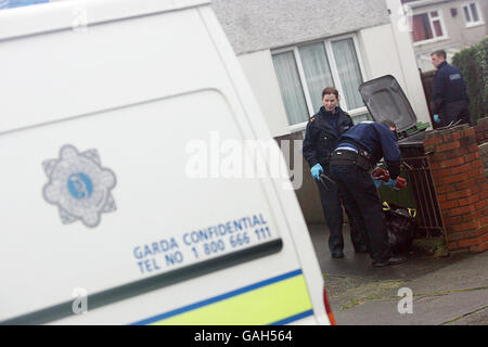Des officiers de Gardai fourent autour d'une maison familiale où a eu lieu une tentative de vol, à Dublin, en Irlande. Banque D'Images