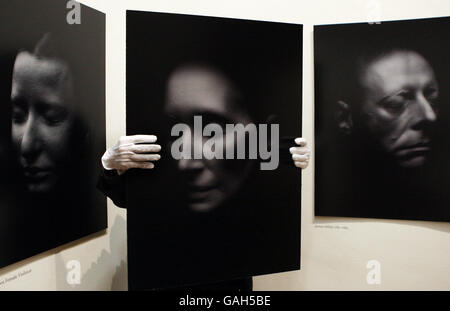 Un membre du personnel tient une collection de portraits basés sur des masques de la mort du XIXe siècle qui ouvrira du 22 janvier au 6 avril 2008 par le photographe Joanna Kane à la Scottish National Portrait Gallery à Édimbourg. Banque D'Images