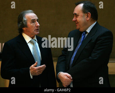 Sir Jackie Stewart (à gauche) rencontre le premier ministre Alex Salmond au Parlement écossais d'Édimbourg, avant d'accueillir un sommet spécial sur la dyslexie. Banque D'Images