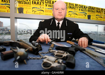 L'ACC Ian Seabridge avec certaines des armes utilisées dans les vols à main armée récents qui ont été saisies par la police du Grand Manchester. La police a tenu aujourd'hui une conférence avec l'industrie de la sécurité pour lutter contre le problème des vols à main armée sur des fourgonnettes. Banque D'Images