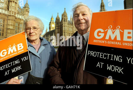 John et Mary Pearson de Hull protestent devant les chambres du Parlement, alors que les travailleurs souffrant de maladies liées à l'amiante apprennent sur la décision de la Chambre des lords de cet après-midi qui les empêche d'obtenir une indemnisation du gouvernement. Banque D'Images