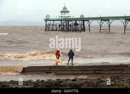 Clevedon Pier dans le nord du Somerset où des vents de jusqu'à 50 mph ont été enregistrés aujourd'hui. Banque D'Images