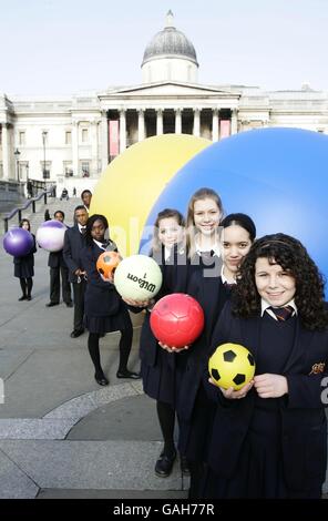 Des élèves de l'école Cannon Palmer, à Ilford, prennent part à une leçon scientifique géante sur le système solaire de Trafalgar Square dans le cadre de la campagne de recrutement nationale de l'Agence de formation et de développement pour les écoles (TDA). APPUYEZ SUR ASSOCIATION photo. Banque D'Images