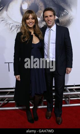 Jessica Alba et Alessandro Nivola arrivent à la première de l'œil au Pacific Cinerama Dome, Los Angeles. Banque D'Images