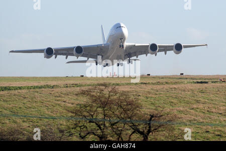 Vol d'essai de carburant vert Airbus.Un Airbus A380 prend son premier vol d'essai de carburant alternatif, à Filton. Banque D'Images