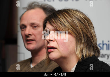 Richard Knight (à gauche) et Jill Walmsley, parents de 14 ans, ont poignardé Jessica Knight, victime lors d'une conférence de presse au quartier général du Lancashire Constabulary, à Hutton, près de Preston. Banque D'Images