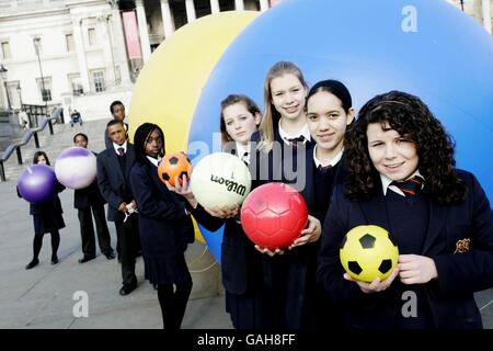 Des élèves de l'école Cannon Palmer, à Ilford, prennent part à une leçon scientifique géante sur le système solaire de Trafalgar Square dans le cadre de la campagne de recrutement nationale de l'Agence de formation et de développement pour les écoles (TDA). APPUYEZ SUR ASSOCIATION photo. Banque D'Images