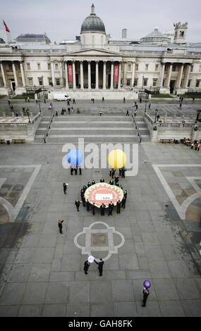 Des élèves de l'école Cannon Palmer, à Ilford, prennent part à une leçon scientifique géante sur le système solaire de Trafalgar Square dans le cadre de la campagne de recrutement nationale de l'Agence de formation et de développement pour les écoles (TDA). APPUYEZ SUR ASSOCIATION photo. Banque D'Images