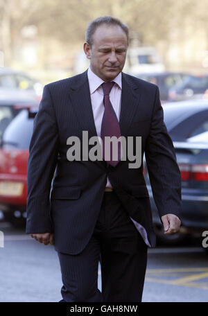 Graeme Walker, 45 ans, propriétaire de la société Sporting Icons Ltd de Chester, arrive ce matin au tribunal de la Couronne de Chester. Banque D'Images